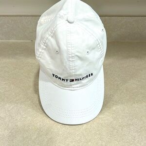 Tommy Hilfiger white baseball cap. Adjustable Velcro in back.